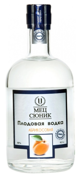 Водка Абрикосовая "МЕЦ СЮНИК" 0.5л.